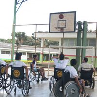 Cadeirantes jogando basquete
